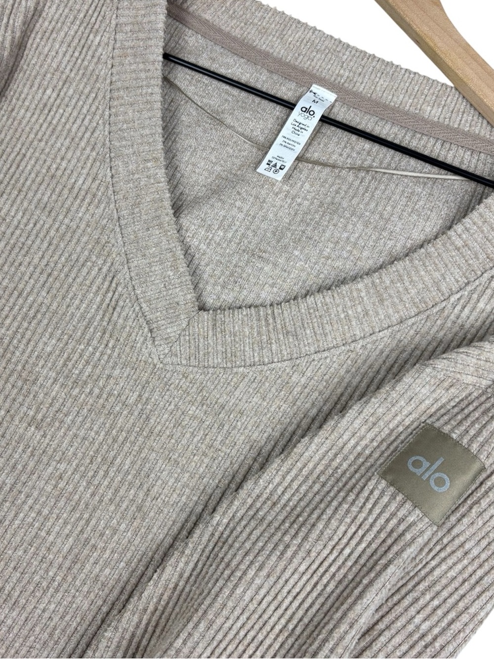 ALO Yoga Top Womens Medium Beige Muse Ribbed Crop V-Neck Pullover Relaxed